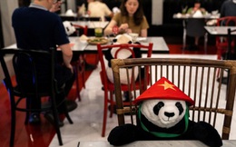 Sợ thực khách cô đơn trong mùa dịch, nhà hàng Việt nghĩ ra 'tuyệt chiêu' hay ho khiến nhiều trang báo quốc tế đồng loạt đưa tin