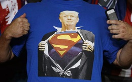 Báo Mỹ: Ông Trump từng định mặc áo siêu nhân khi xuất viện