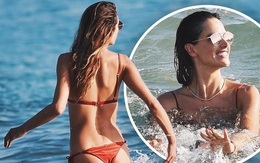 Cựu 'thiên thần nội y' Alessandra Ambrosio sexy đầy mê hoặc ở biển