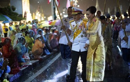 Nhà vua Thái Lan vẫy chào người dân dưới mưa dù biểu tình lan rộng