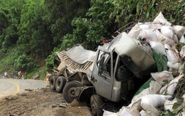 Xe tải mất lái ở Quảng Nam, tài xế tử vong trong cabin bẹp rúm