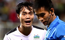 Văn Toàn phản ứng cực gắt khi cầu thủ HAGL phải nhận thẻ vàng dù ngã trong vòng cấm ở đại chiến với Hà Nội FC