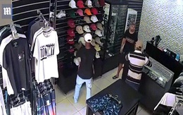 Brazil: Chủ cửa hàng một mình đấu súng ác liệt với 3 tên cướp và kết cục bất ngờ