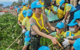 [ẢNH] Hoàng quý phi Thái Lan tái xuất tươi tắn sau ngày phục vị, thực hiện nhiệm vụ hoàng gia một mình