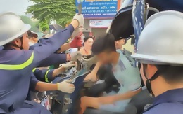 Cưa ca bin cứu lái xe mắc kẹt sau tai nạn giao thông ở Hà Nội