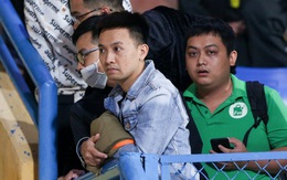 Nhiều CĐV bức xúc vì bị "nhốt", không được ra về ở trận Viettel – Bình Dương tại sân Hàng Đẫy