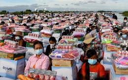 24h qua ảnh: Dân vùng lũ xếp hàng nhận cứu trợ ở Campuchia