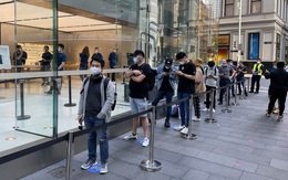 Dân tình vẫn xếp hàng dài chờ mua iPhone 12 bất chấp COVID-19