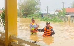 Những câu chuyện cảm động trong mưa lũ