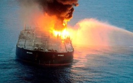 Phát hiện tàu chở dầu Nga cháy nổ dữ dội trên biển