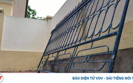 Cánh cổng sắt trường tiểu học đổ sập đè lên chân 1 học sinh