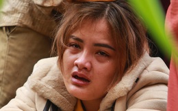 [Ảnh] Dân làng khóc nghẹn khi tìm thấy bé trai 10 tháng tuổi dưới lớp bùn đất vụ sạt lở ở Trà Leng
