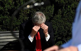 Ảnh quan chức thân cận gục đầu khi ông Trump nhiễm Covid-19 gây tranh cãi