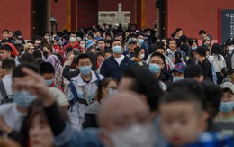 Nỗi sợ "song dịch" ở Trung Quốc: Dân phát cáu vì muốn tiêm mà không được