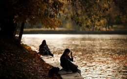 24h qua ảnh: Cặp tình nhân tận hưởng mùa thu bên bờ sông ở Nga