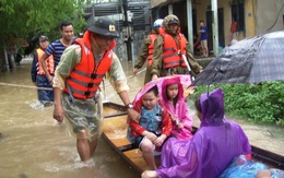 Di dời khẩn cấp hơn 130 người ra khỏi vùng ngập sâu nguy hiểm ở Huế