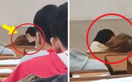Cặp đôi vô tư ôm hôn, ngả đầu vào nhau trong lớp học, nhìn kỹ vị trí ngồi lại càng "nhức mắt" hơn