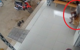 Nghe tin con gái đi học xa sắp về, mẹ liền gửi đoạn video ghi hành động lạ của bố khiến cô khóc nức nở