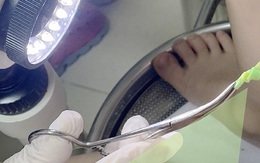 Bé gái 4 tuổi bị viêm vùng kín, giật mình thủ phạm là dây chun buộc tóc