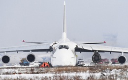 Siêu vận tải cơ An-124 nổ động cơ, trượt khỏi đường băng