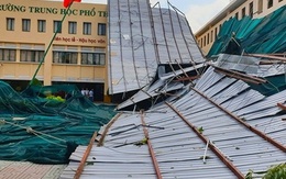 Gió lớn quật tung mái tôn trường trung học ở TP Hồ Chí Minh