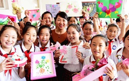 Học sinh các nước tặng quà gì cho thầy cô trong ngày Nhà giáo: Nga chỉ tặng hoa trắng, xem đến Hàn Quốc giật mình vì quá khác biệt