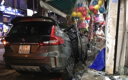 Ô tô "điên" tông nhiều xe máy trên đường phố Sài Gòn rồi lao vào nhà dân