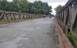 Ảnh: Hiểm hoạ từ cây cầu sắt ngay giữa trung tâm huyện biên giới Tân Hưng