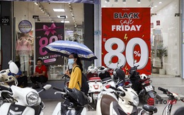 'Giảm giá kịch sàn' trước ngày Black Friday, cửa hàng thời trang vắng hiu hắt