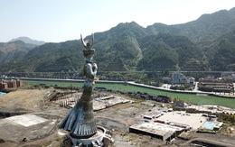 TQ tranh cãi nảy lửa về bức tượng khổng lồ mọc lên ở vùng sâu: Dân chê lãng phí, quan chức nói có lợi