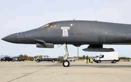 Xuất hiện 'vật lạ' dưới bụng oanh tạc cơ B-1 Lancer của không quân Mỹ