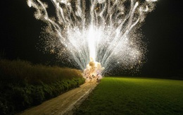 24h qua ảnh: Bỉ phá hủy kho chứa pháo hoa vì dịch Covid-19