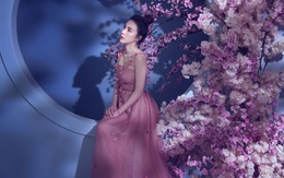 Hoa hậu Hoàng Dung khoe nét mong manh bên hoa