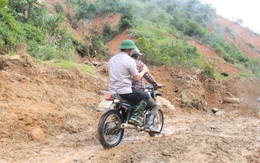 Vượt núi vào 2 xã bị cô lập, Chủ tịch Quảng Nam ban hành tình huống khẩn cấp