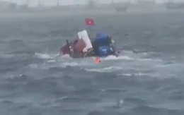 Tàu chở hàng ra đảo Lý Sơn bị chìm, 5 người được cứu sống