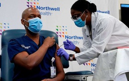 Cận cảnh những người Mỹ đầu tiên tiêm vắc-xin Covid-19