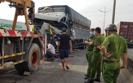 Tông vào xe container, tài xế xe tải tử vong, phụ xe bị thương trong cabin biến dạng ở Sài Gòn
