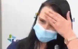 Nữ y tá ở Mỹ ngất xỉu trên sóng trực tiếp sau khi tiêm vaccine COVID-19 của Pfizer