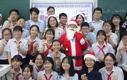 Thầy giáo "nhà người ta": Hóa trang thành ông già Noel, phát quà là iPhone 12 "không hề giả trân"