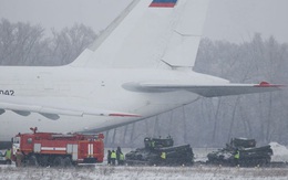 Hai xe tăng Nga cứu hộ vận tải cơ khổng lồ An-124 ra sao?