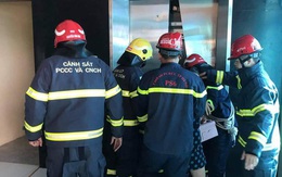 2 thang máy của công ty cùng gặp sự cố, 38 người mắc kẹt