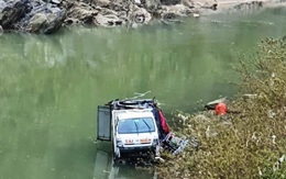Xe tải chở 3 người mất lái lao xuống sông lúc rạng sáng