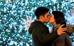 24h qua ảnh: Cặp tình nhân hôn nhau trong ánh đèn Giáng sinh
