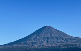 Núi Phú Sĩ trông khác thường so với mọi năm khiến dân mạng Nhật Bản hoang mang, sợ đại họa núi lửa lại phun trào