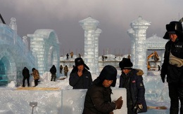 Độc đáo khai thác hàng nghìn khối băng để xây lâu đài và chùa ở Trung Quốc