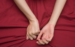 Ngày cưới mẹ chồng lén lút đưa cho chồng một vật khiến tôi run rẩy lo sợ