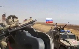 Clip: Cú đối đầu nghẹt thở trong cuộc chạm trán xe Mỹ-Nga ở Syria