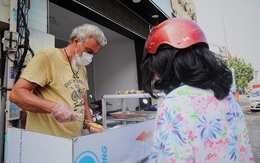 Mắc kẹt ở Việt Nam vì dịch Covid-19, du khách Pháp mở quán chuối chiên vỉa hè kiếm sống