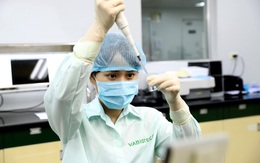 Sức khỏe của tiếp viên hàng không, thầy giáo và bé 14 tháng tuổi mắc Covid-19 hiện ra sao?