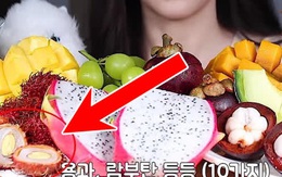 Netizens Việt phát cáu với cách bổ chôm chôm của nữ YouTuber mukbang Hàn, nhìn vội còn bị nhầm là… “quả trứng luộc có gai”